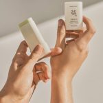 ضد آفتاب استیکی مات کننده بیوتی آف جوسان Beauty Of Joseon Matte Sun Stick Mugwort+Camelia SPF 50+ - Image 2