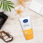 ضد آفتاب روزانه بی رنگ کرمی وازلین 50 میل مدل SPF50 _ Vaseline Tone_Up - Image 2