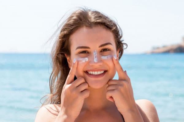 محافظت ضد آفتاب رنگی بیشتر است یا بی رنگ؟