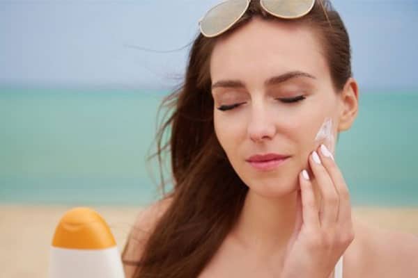 ترکیبات ضد آفتاب رنگی و بی رنگ چیست؟