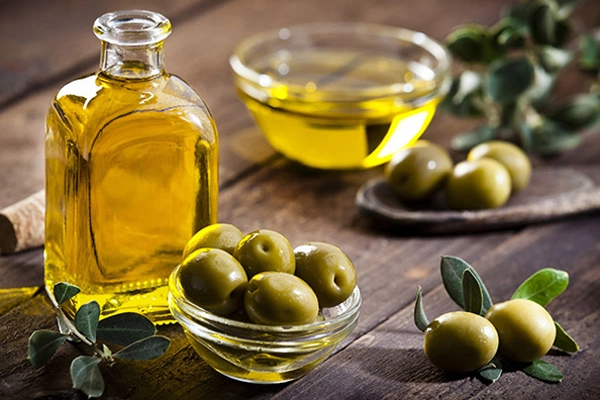 روغن زیتون: مرطوب‌کننده طبیعی و محافظ مو