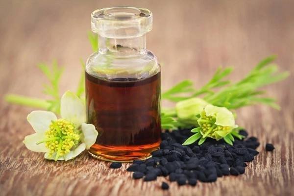روغن سیاه دانه: درمانی باستانی برای سلامت مو و پوست سر