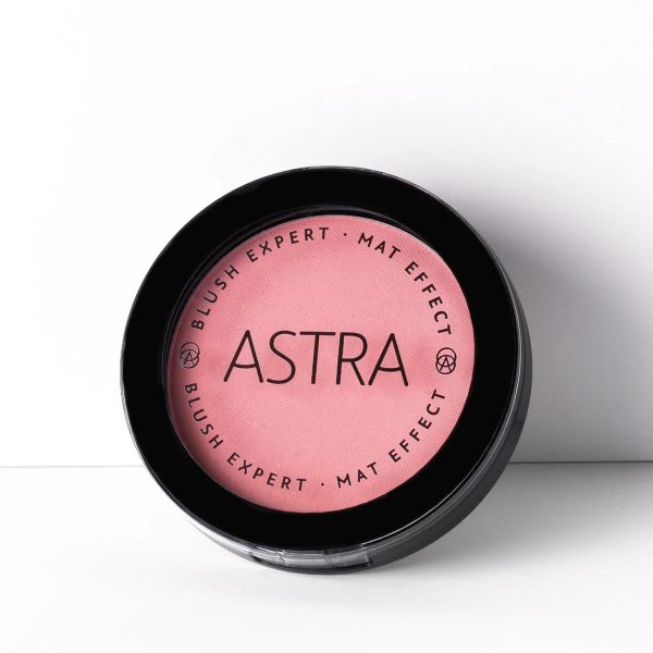 رژگونه پودری آسترا در رنگ بندی با جلوه ای مات و مخملی  Blush Expert is a velvety blush with a matte finish